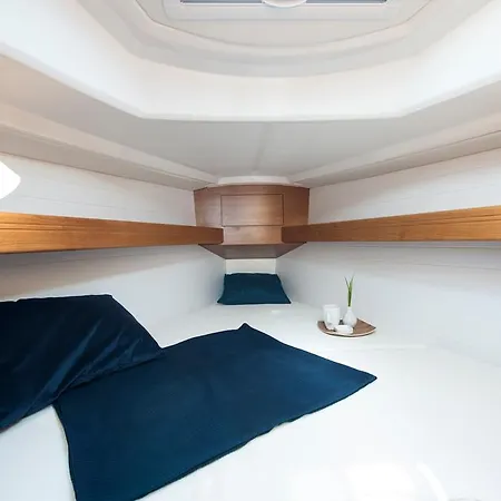 Botel Sailing Yacht Bavaria 33 