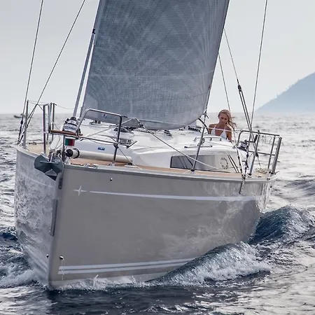 Botel Sailing Yacht Bavaria 33 