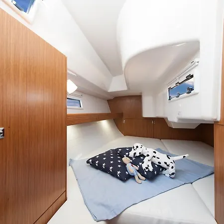 Botel Sailing Yacht Bavaria 33 